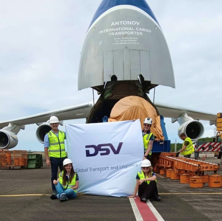 foto do time DSV com o avião Antonov 124-100